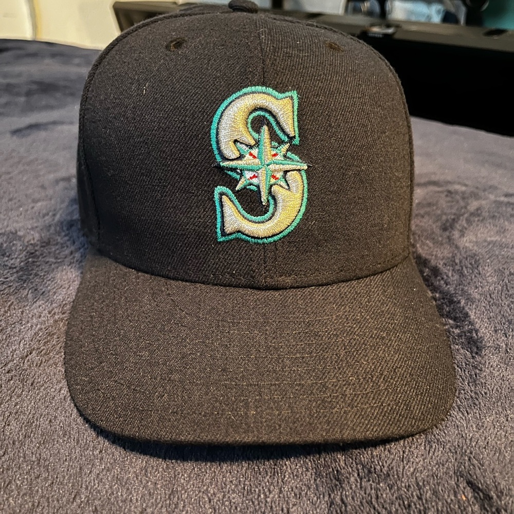Size 7 fitted Seattle Mariners gently used and hardly worn